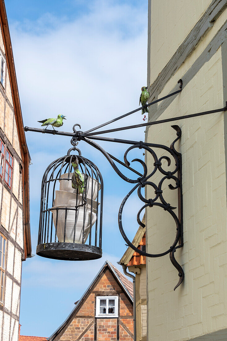Vogelkäfig im Finkenherd, historische Gasse in Quedlinburg, Sachsen-Anhalt, Deutschland