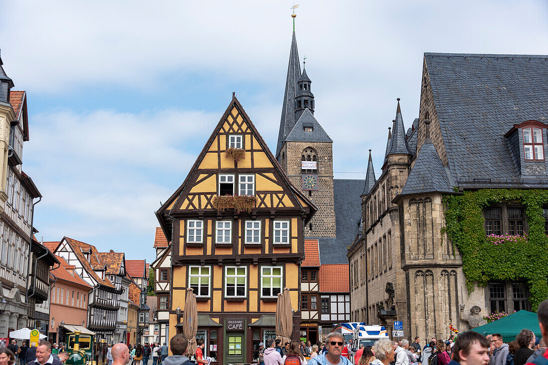 Touristen laufen über den Marktplatz der Welterbestadt Quedlinburg, Sachsen-Anhalt, Deutschland
