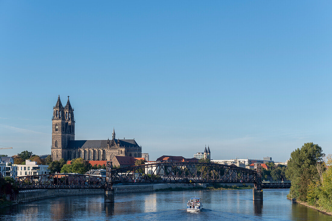 Magdeburg Cathedral, in front of it lift bridge and excursion boat, Magdeburg, Saxony-Anhalt, Germany