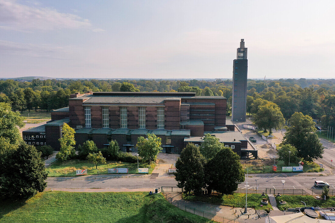 Stadthalle Magdeburg, errichtet 1926 nach Plänen von Johannes Göderitz und Wilhelm Deffke, dahinter der Albin Müller Turm, Magdeburg, Sachsen-Anhalt, Deutschland