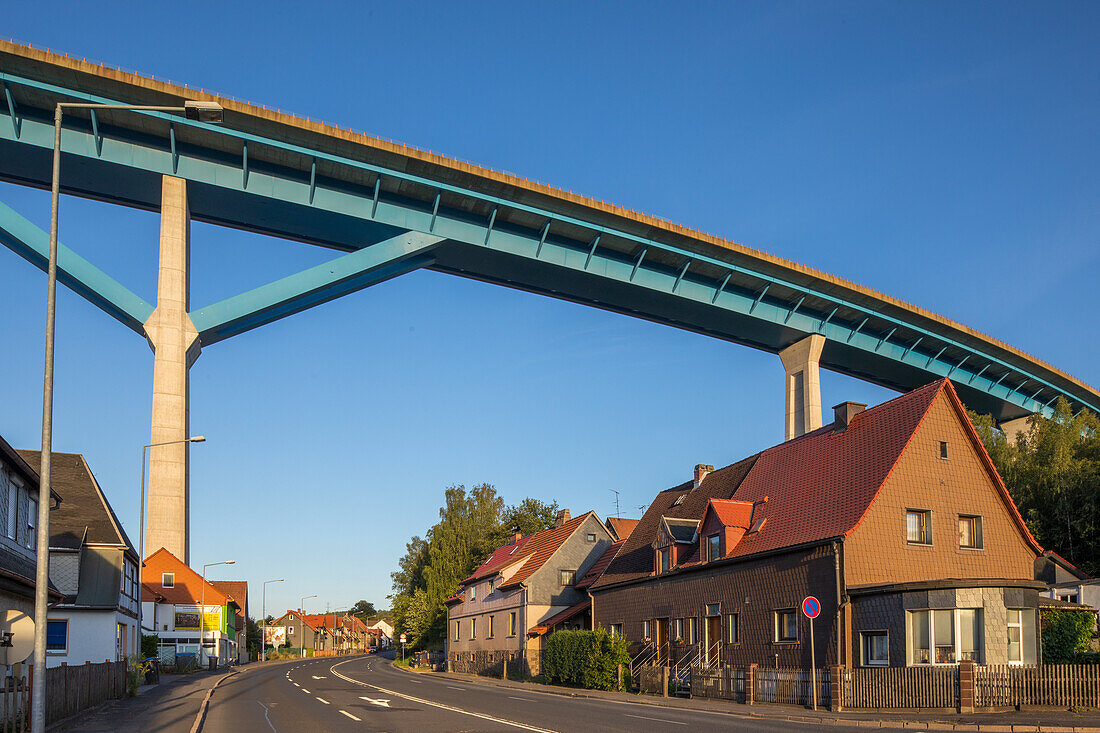 Autobahnbrücke, Hasetalbrücke der A 73 überspannt den Stadtteil Suhl-Heinrichs, Verkehrsprojekt Deutsche Einheit, DEGES