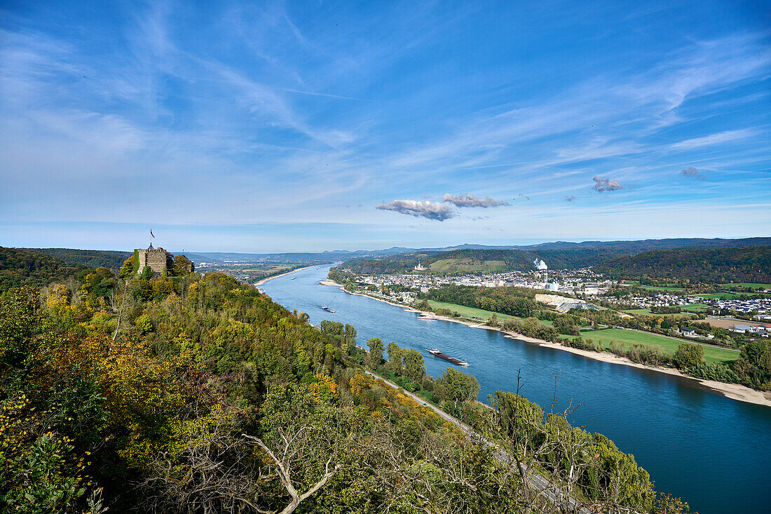 Blick auf die Burg Rheineck, das Rheintal und das Siebengebirge, Bad Breisig, Rheinland-Pfalz, Deutschland