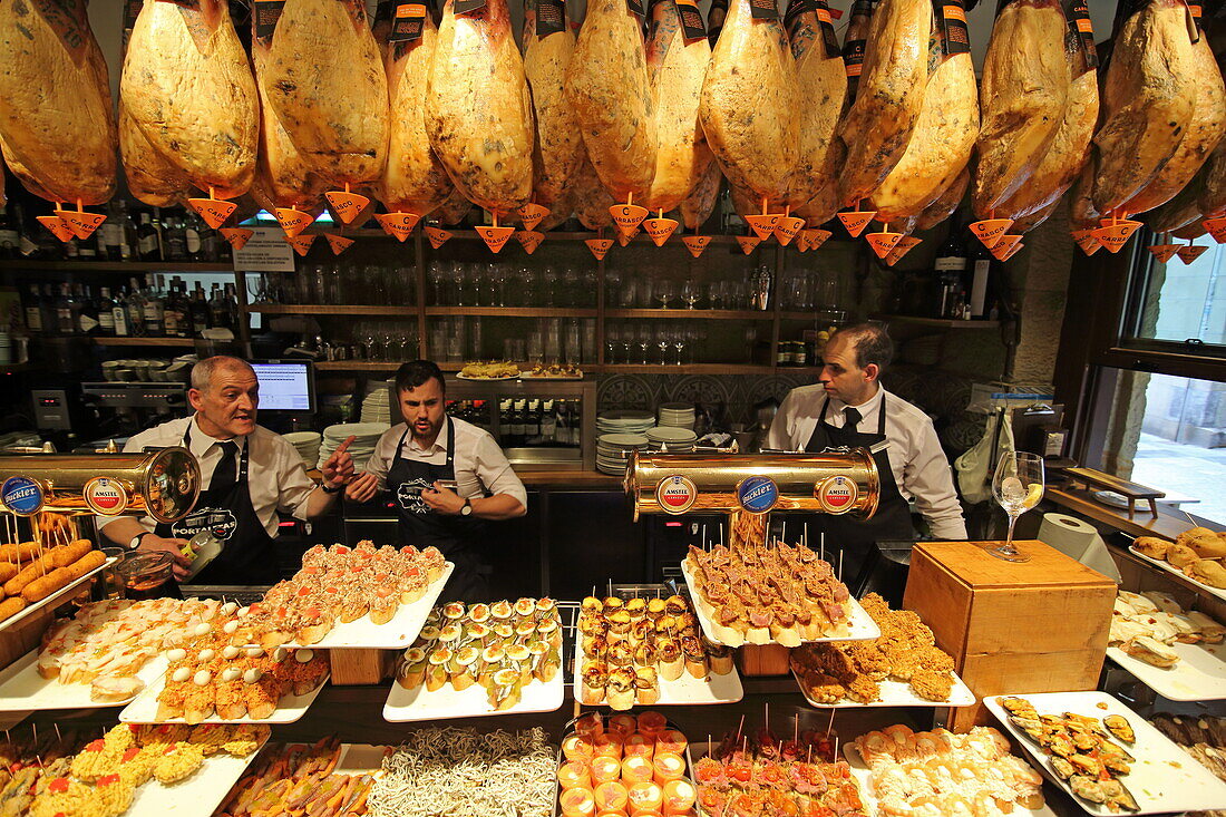 Pintxos in der Taverna Aralar, Donostia-San Sebastian, Baskenland, Spanien