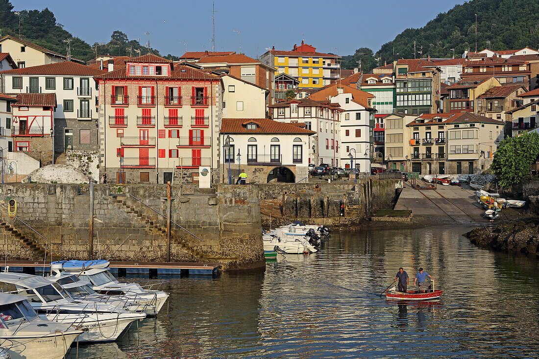 Hafenbecken und Ort Mundaka, Urdaibai Biosphere Reserve, Baskenland, Spanien