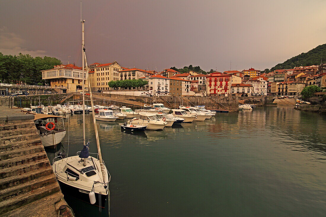 Hafenbecken und Ort Mundaka, Urdaibai Biosphere Reserve, Baskenland, Spanien