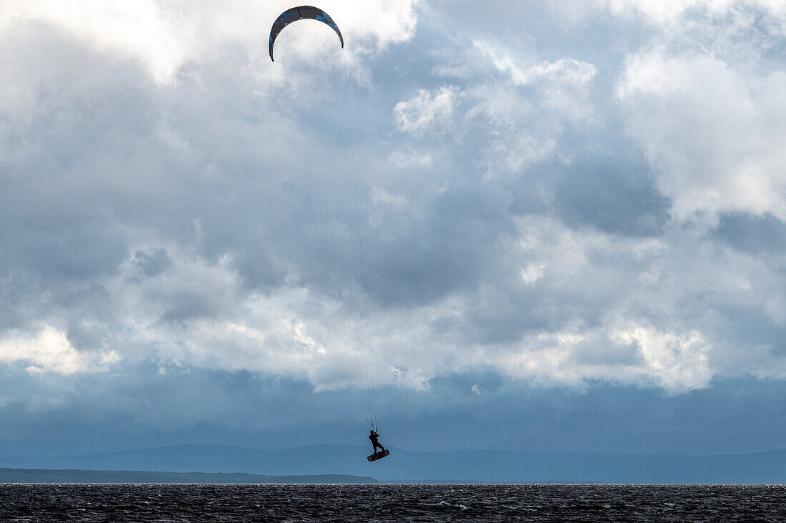 Kitesurfer bei stürmischem Wetter am Siljansee, Rättvik, Dalarna, Schweden