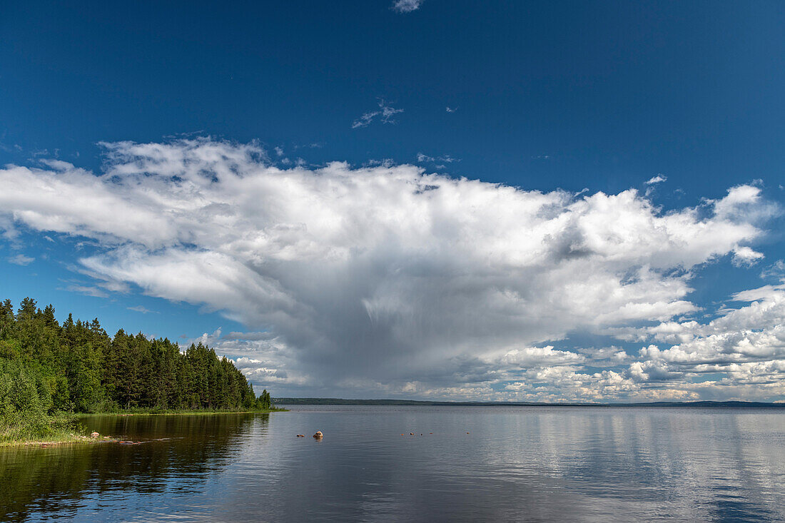 Regenfront und dramatische Wolken über dem Siljansee bei Sollerön, Dalarna, Schweden