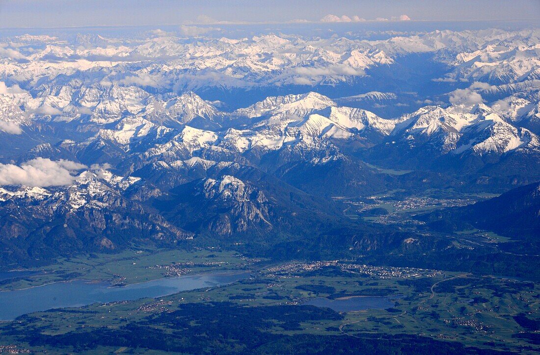 Schloß Neuschwanstein mit Forggensee, Füssen und Alpen, Allgäu, Schwaben, Bayern, Deutschland