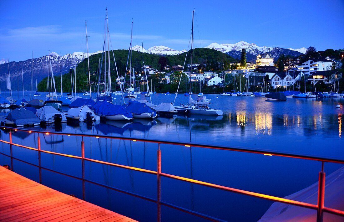 Abendlicher Blick von Spiez am Thuner See, Berner Oberland, Schweiz