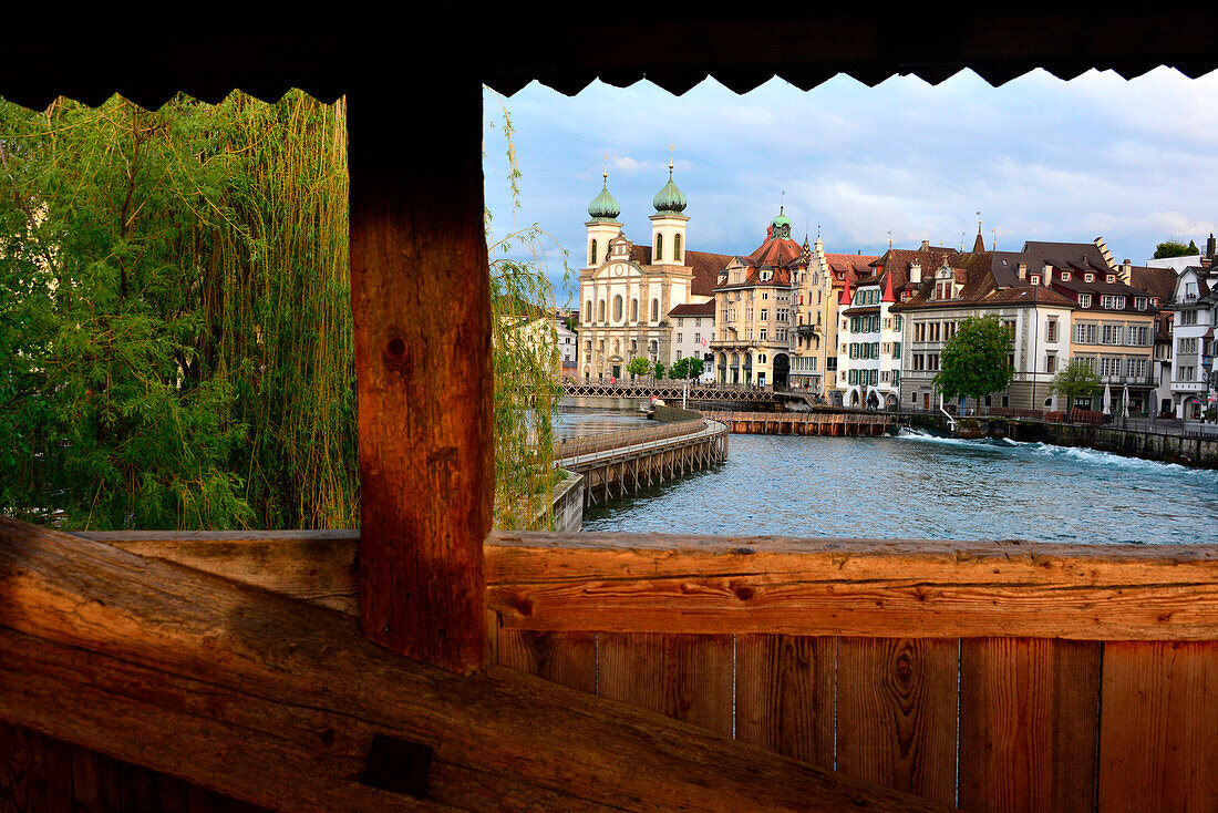 Blick von der Spreuerbrücke mit Jesuitenkirche, Luzern, Schweiz