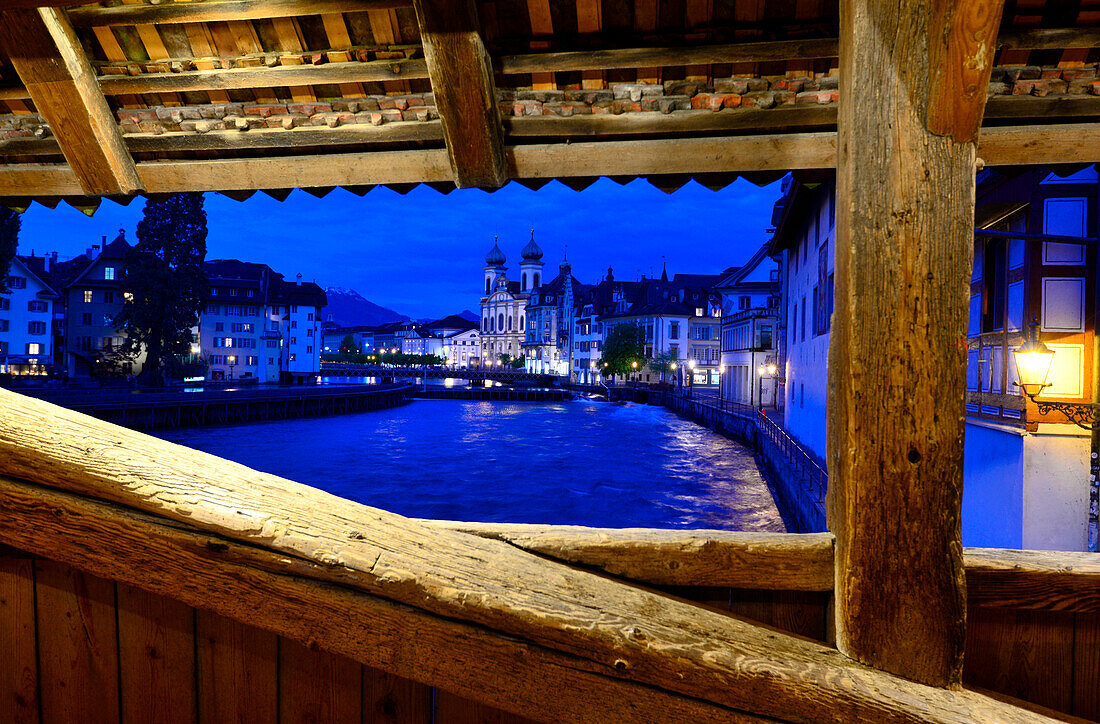 Abends an der Spreuerbrücke, Luzern, Schweiz