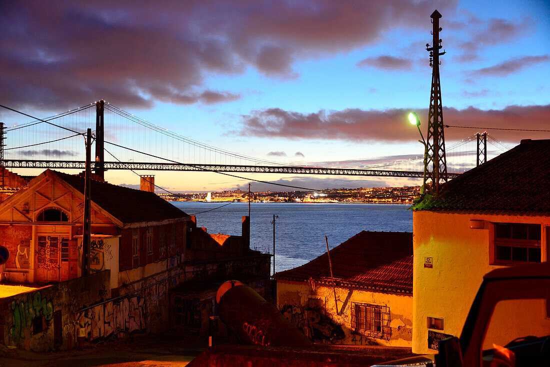 Blick von Almada auf der Südseite des Tejo mit Brücke, Lissabon, Portugal