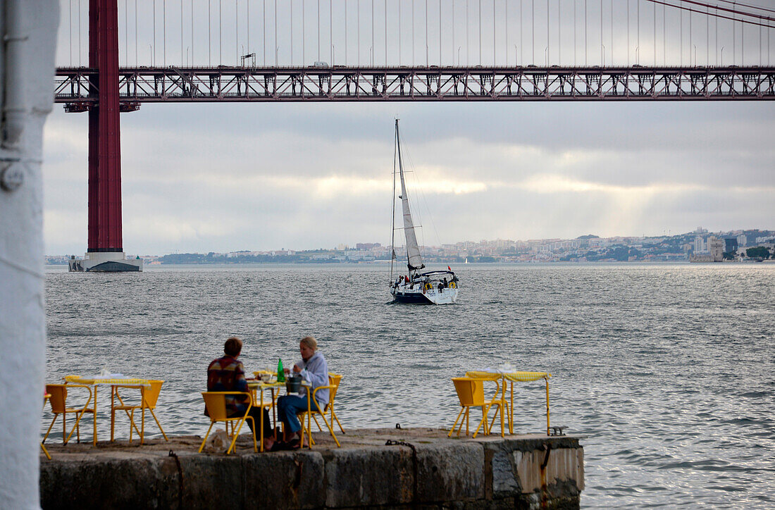 Blick von Almada auf der Südseite des Tejo mit Brücke, Lissabon, Portugal