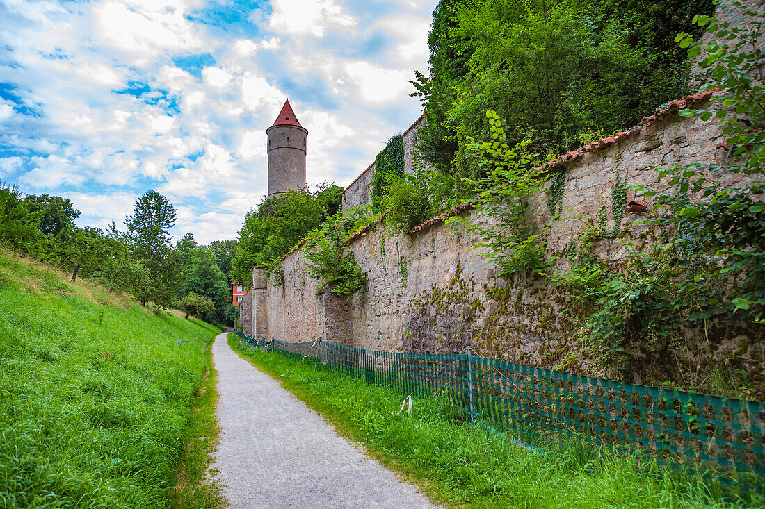 Grüner Turm und Stadtmauer in Dinkelsbühl, Bayern, Deutschland