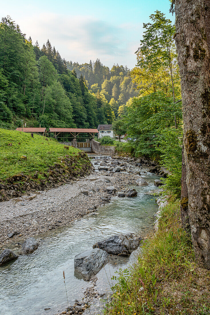 Flusswehr am Fluss Partnach nahe der Partnachklamm in Garmisch Partenkirchen, Bayern, Deutschland