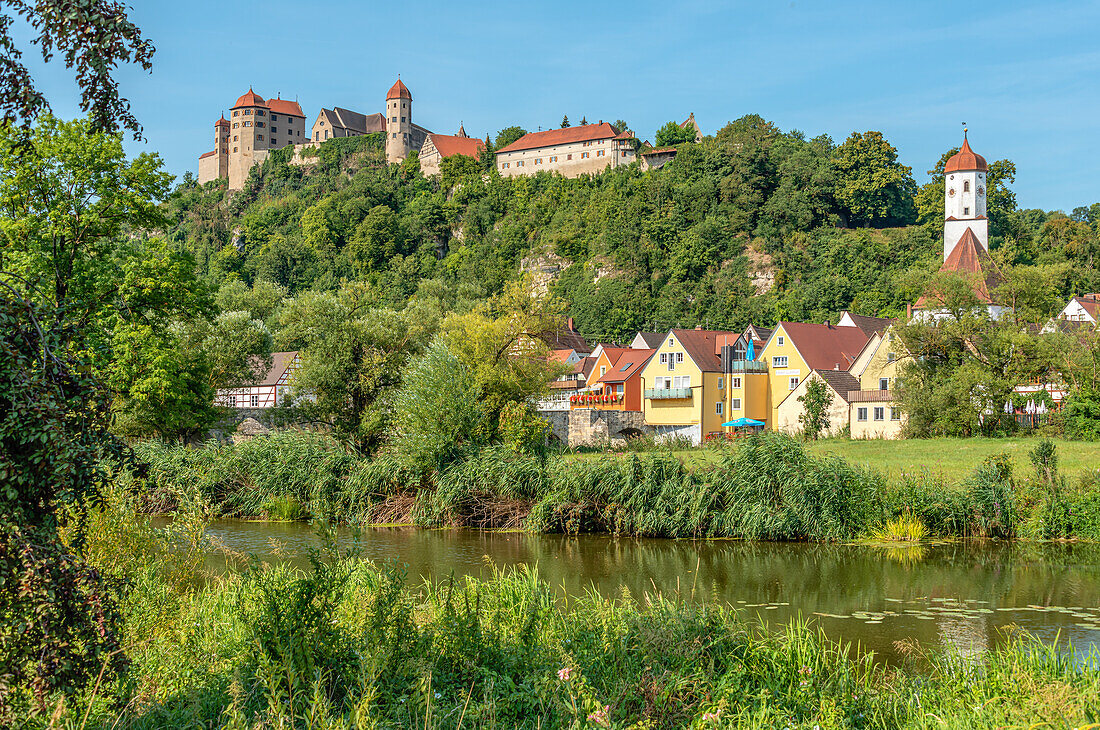 Aussicht auf Burg Harburg im Sommer vom Tal der Wörnitz gesehen, Schwaben, Bayern, Deutschland