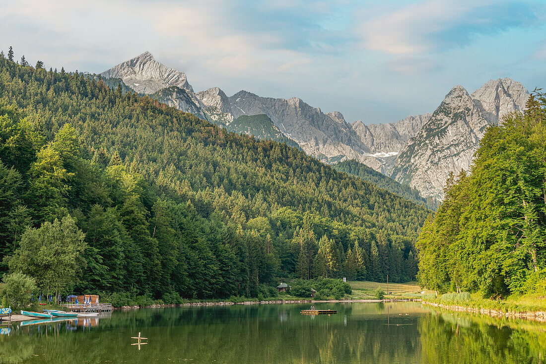 Landscape at the Riessersee with the Wetterstein Mountains in the background, Garmisch Partenkirchen, Bavaria, Germany