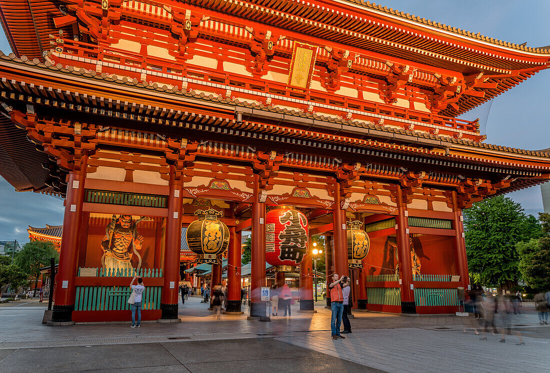 Touristen am traditionellen Edo-Zeit Hozomon Eingang zum Sensoji (Asakusa Kannon Tempel), Asakusa, Tokio, Japan