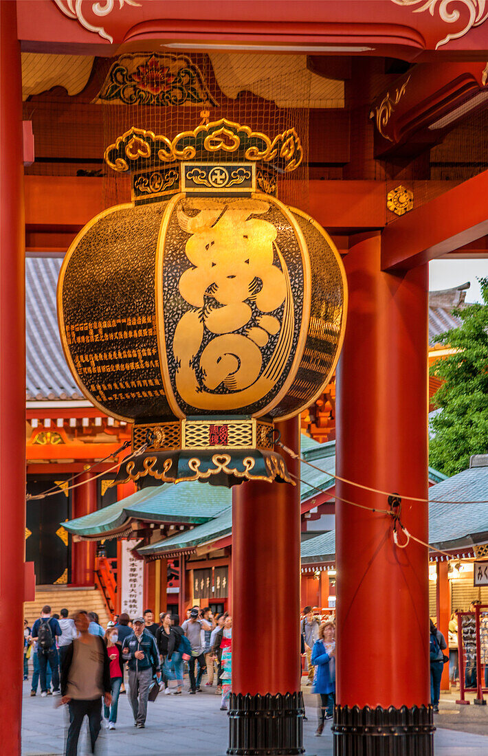 Traditionelle Edo-Zeit, Papierlaterne am Hozomon Eingang des Sensoji (Asakusa Kannon Tempel) in Asakusa, Tokio, Japan