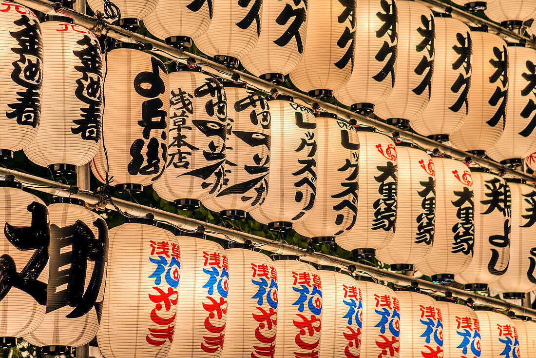 Traditionelle japanische Papierlaternen mit Schriftzeichen am Sensoji Tempel in Asakusa, Tokio, Japan