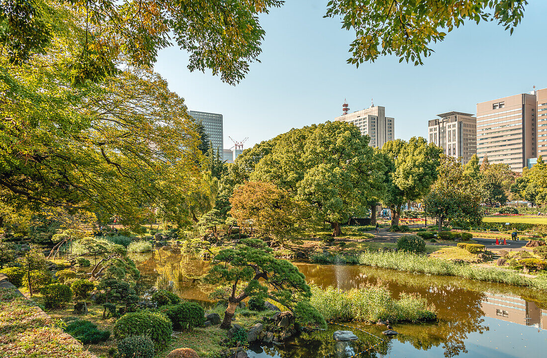 Hibiya Park (Hibiyakōen) im Stadtzentrum von Tokio, Japan, im Herbst