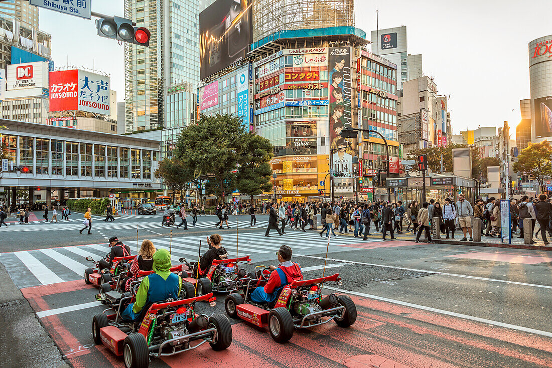Shibuya Straßenszene mit einer Touristengruppe in Go-Karts, Tokio, Japan