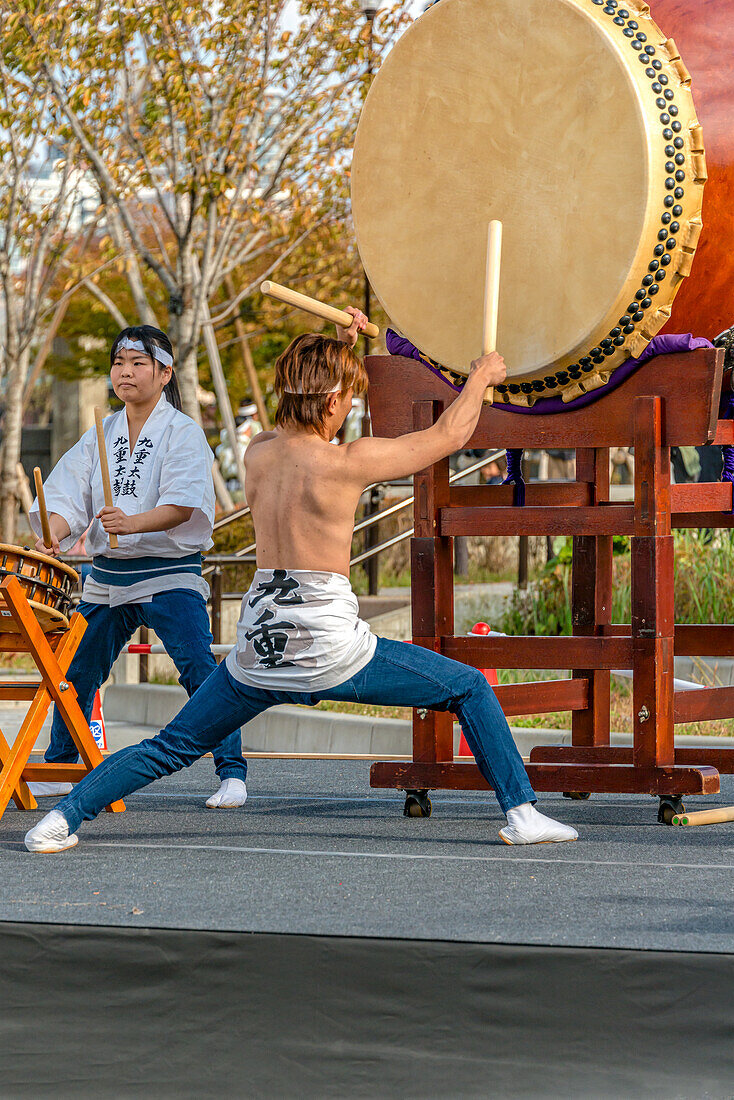 Traditionelle Taiko Trommler während eines Wettbewerbs in Tokio, Japan
