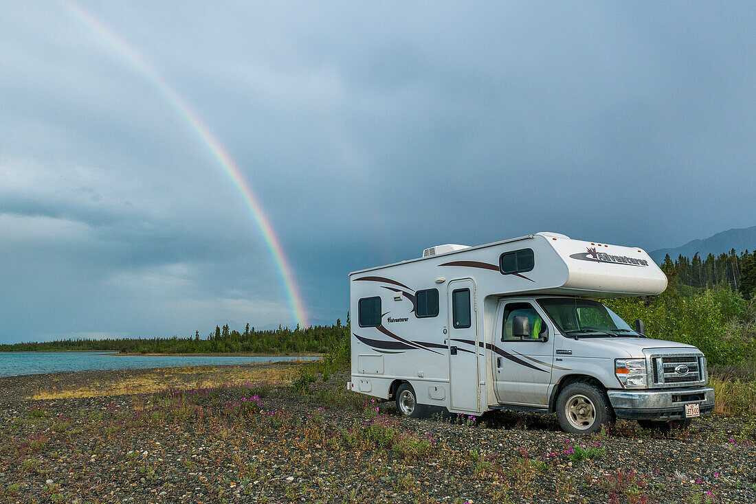 Wild Camping unterm Regenbogen, Kluane Lake, Yukon, Kanada