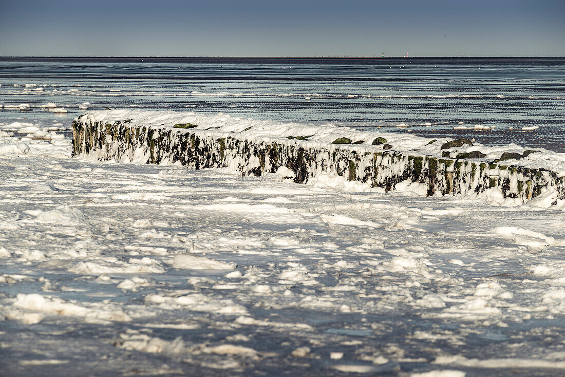Buhne mit Eisschollen am Strand in Schillig, Wangerland, Friesland, Niedersachsen, Deutschland, Europa