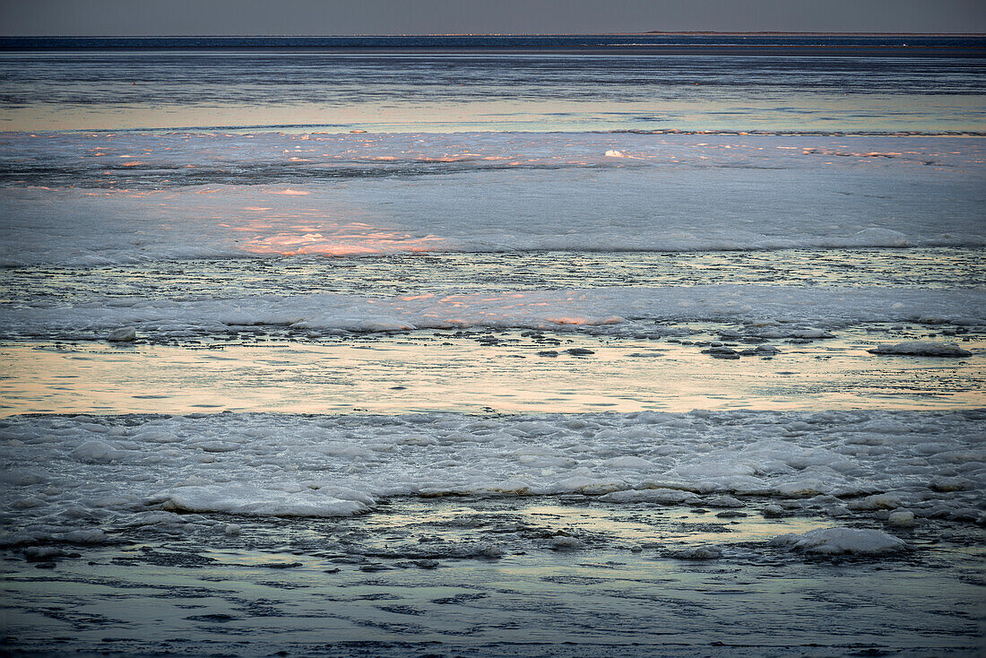 Eisschollen am Strand im Abendlicht mit Blick auf Insel Mellum, Schillig, Wangerland, Friesland, Niedersachsen, Deutschland, Europa