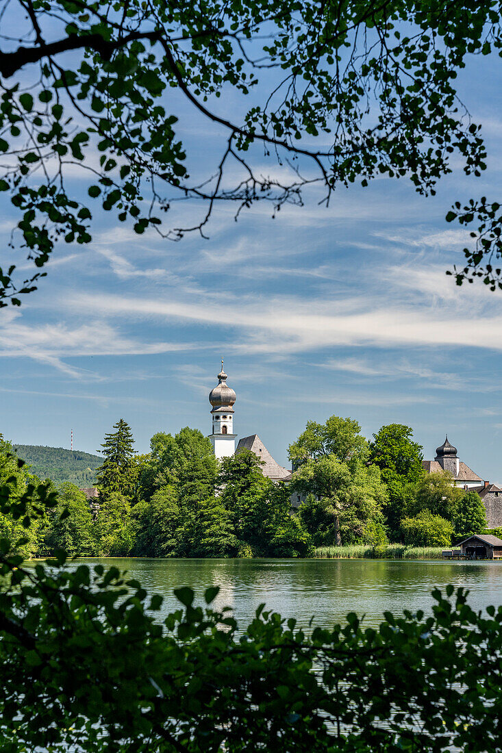 Blick bei Sonnenschein über den Höglwörther See auf das Kloster, Chiemgau, Bayern, Deutschland