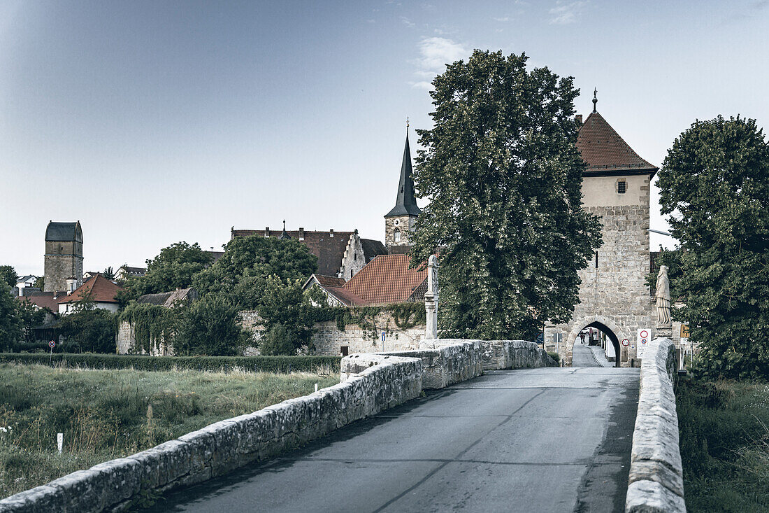 Brücke über die Rodach mit Blick auf das Rothenberger Stadttor und die mittelalterliche Stadt Seßlach im oberfränkischen Landkreis Coburg