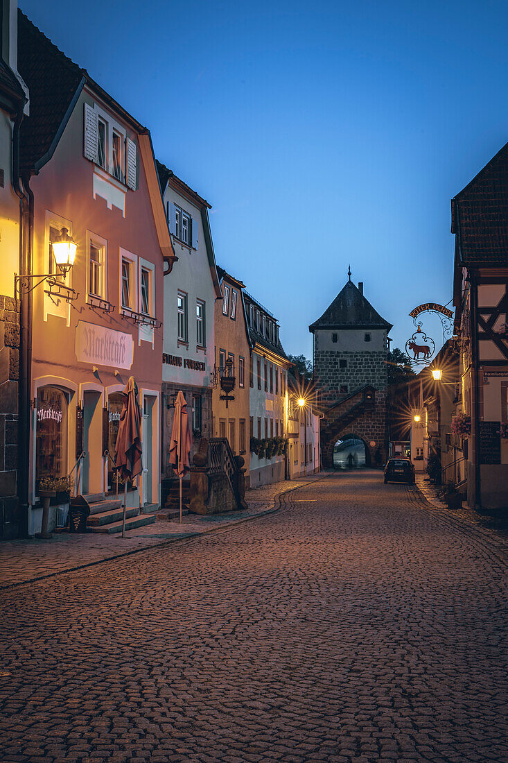 Blick auf das Rothenberger Stadttor der mittelalterlichen Stadt Seßlach im oberfränkischen Landkreis Coburg