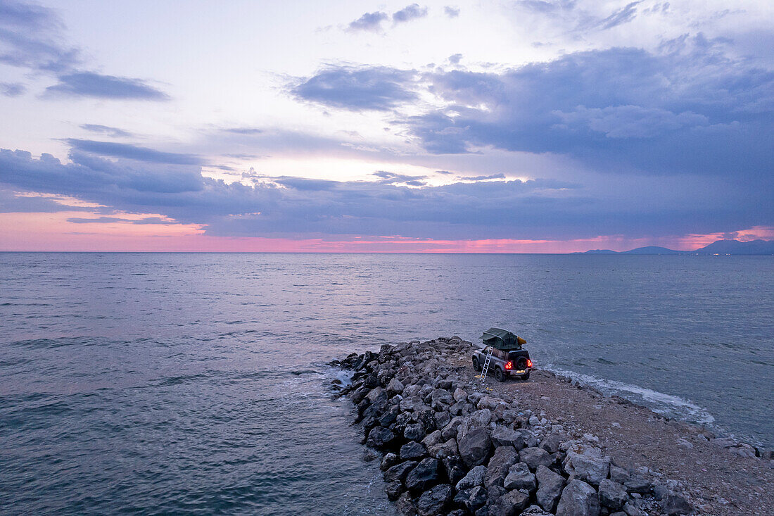 Albanien, Südeuropa, Geländewagen mit Dachzelt am Mittelmeer, Adria, Pier, Steg