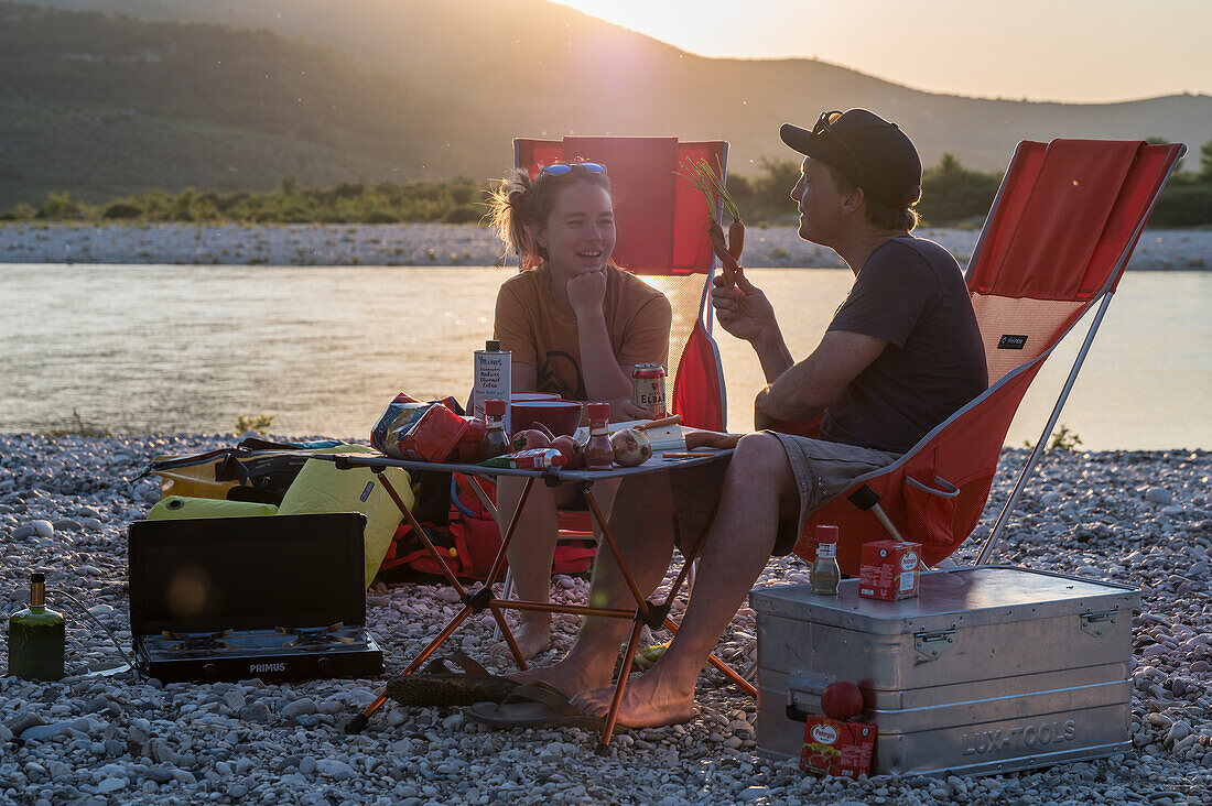 Albanien, Südeuropa, junges Paar beim Camping bei Sonnenuntergang