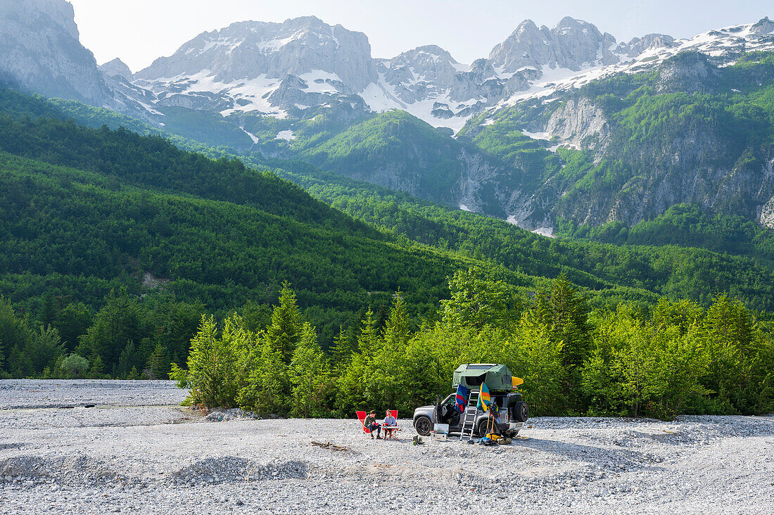 Albanien, Südeuropa, junges Paar vor Geländewagen mit Dachzelt, Albanische Alpen, Valbona