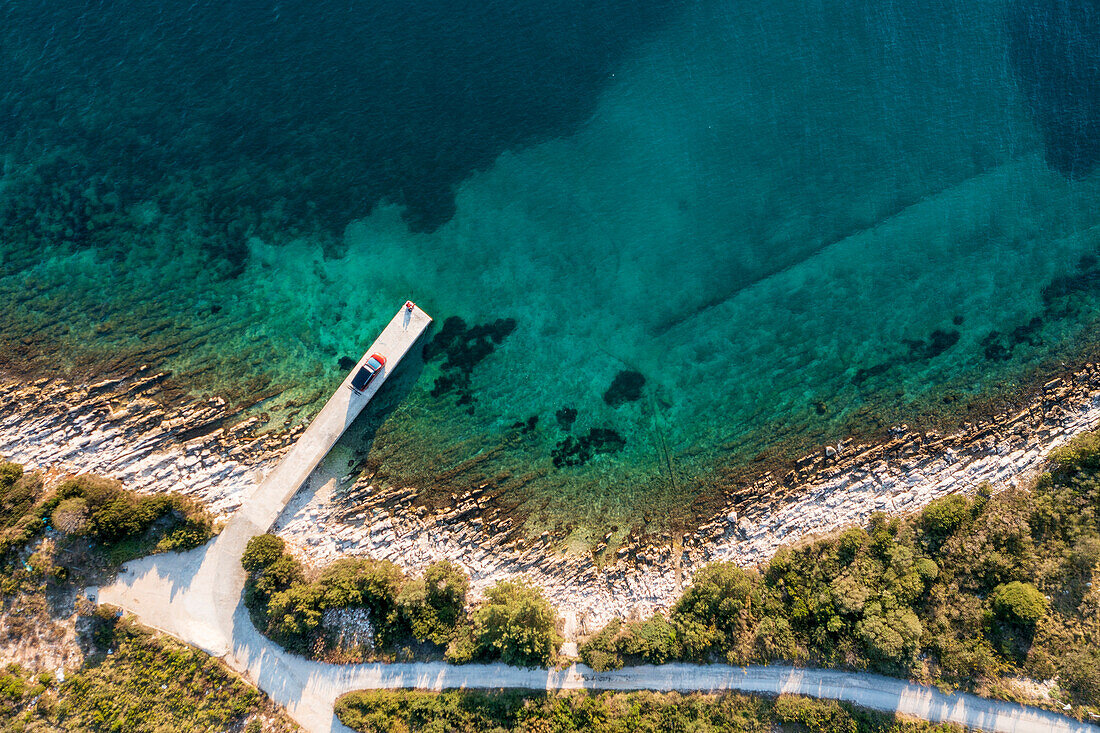 Roadtrip Kroatien, mit dem Campingbus auf einem Steg an der Küste, Luftaufnahme von oben