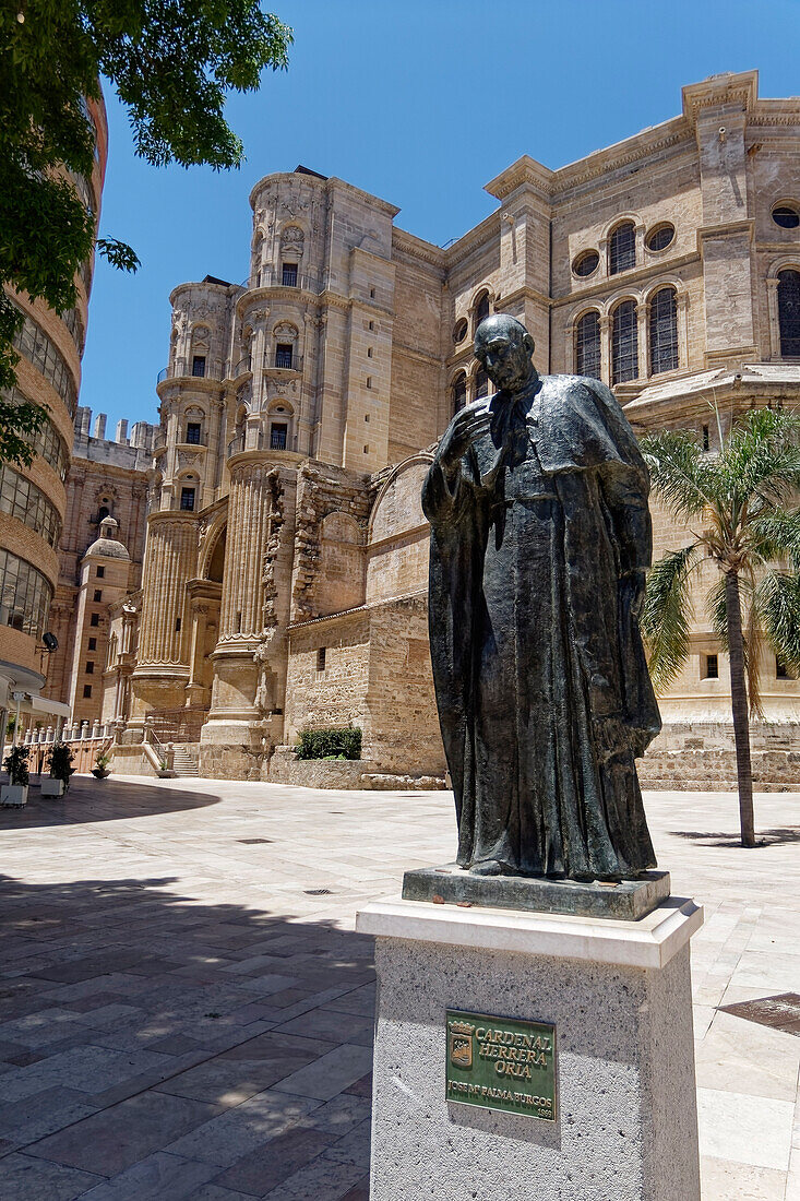 Denkmal von Cardinal Herrera Oria bei der Kathedrale von Malaga, Costa del Sol, Provinz Malaga, Andalusien, Spanien, Europa