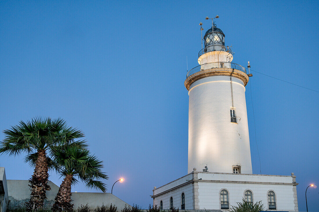 Leuchtturm La Farola de Malaga am Hafen von Malaga, Spanien, Andalusien