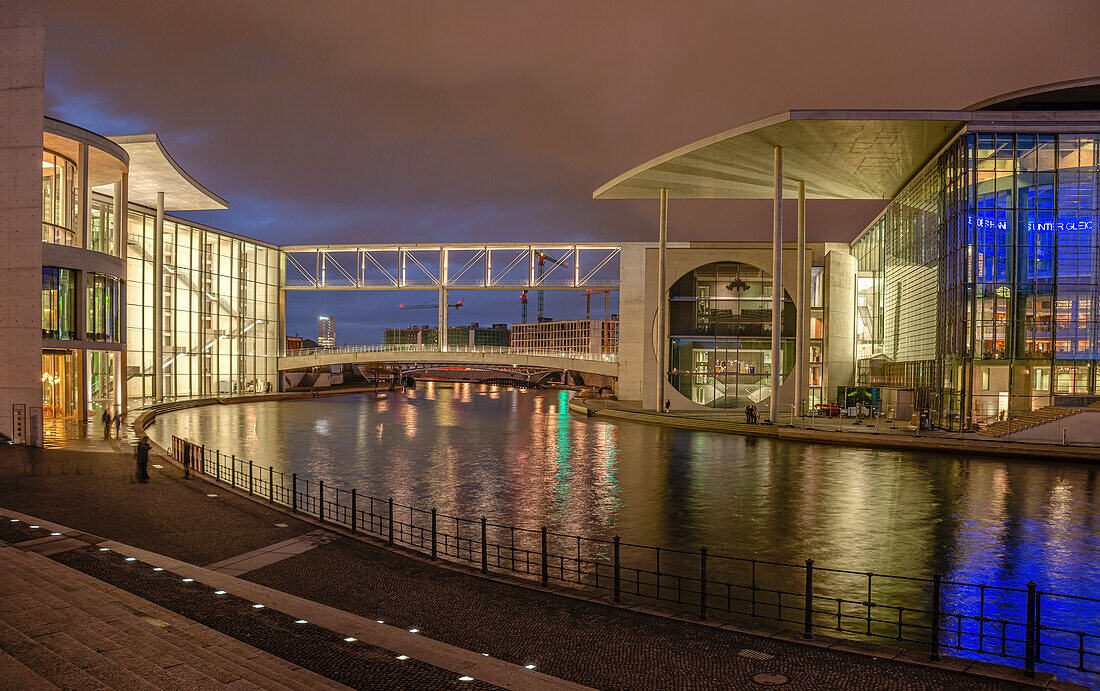 Nachtaufnahme des Marie-Elisabeth-Lüders-Haus und Paul-Löbe-Hauses im Regierungsviertel von Berlin, Deutschland