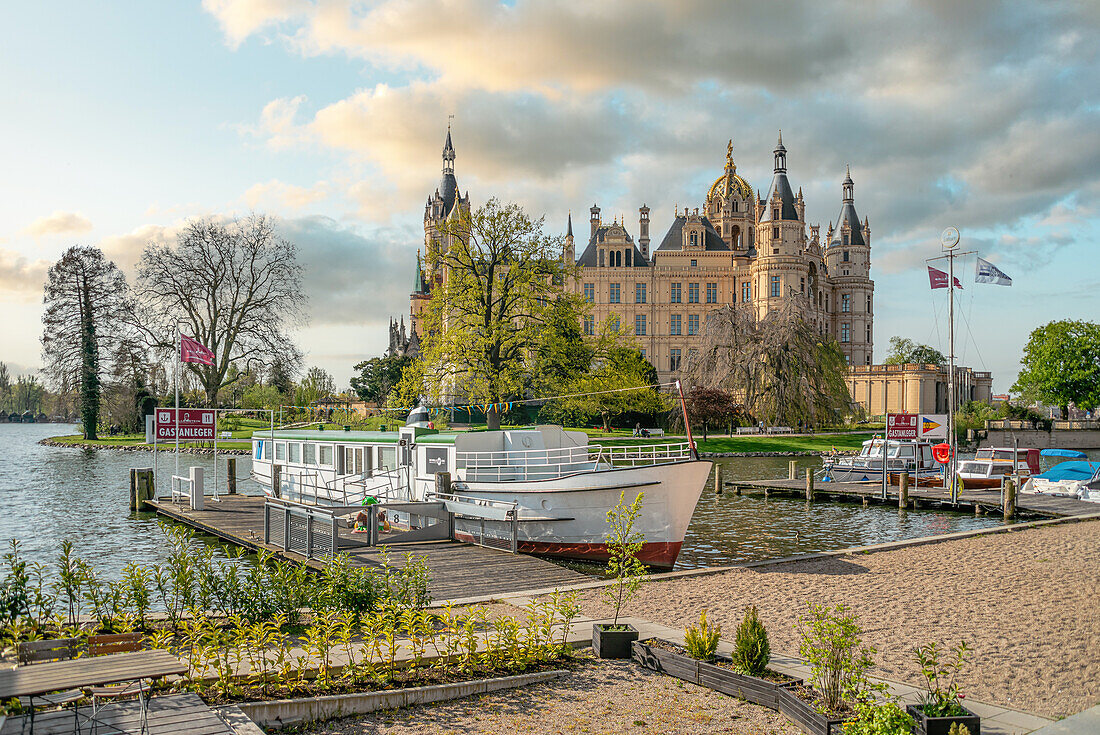 Ausflugsschiff vor dem Schweriner Schloss, Schwerin, Mecklenburg Vorpommern, Deutschland