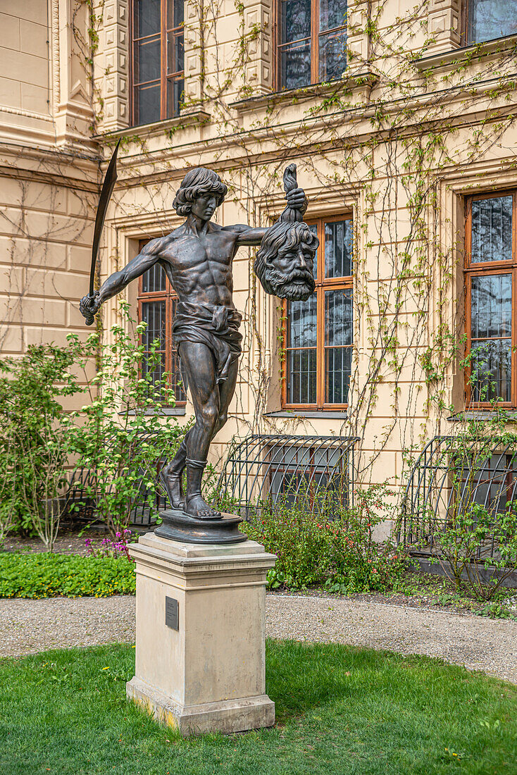 Skulptur von David mit dem abgeschlagenen Kopf Goliaths in der Hand, Schweriner Schloss, Schwerin, Mecklenburg Vorpommern, Deutschland