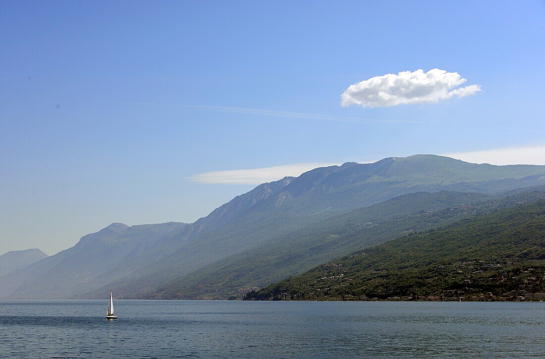 Ostufer mit Monte Baldo bei Brenzone, Ostufer, Gardasee, Veneto, Italien