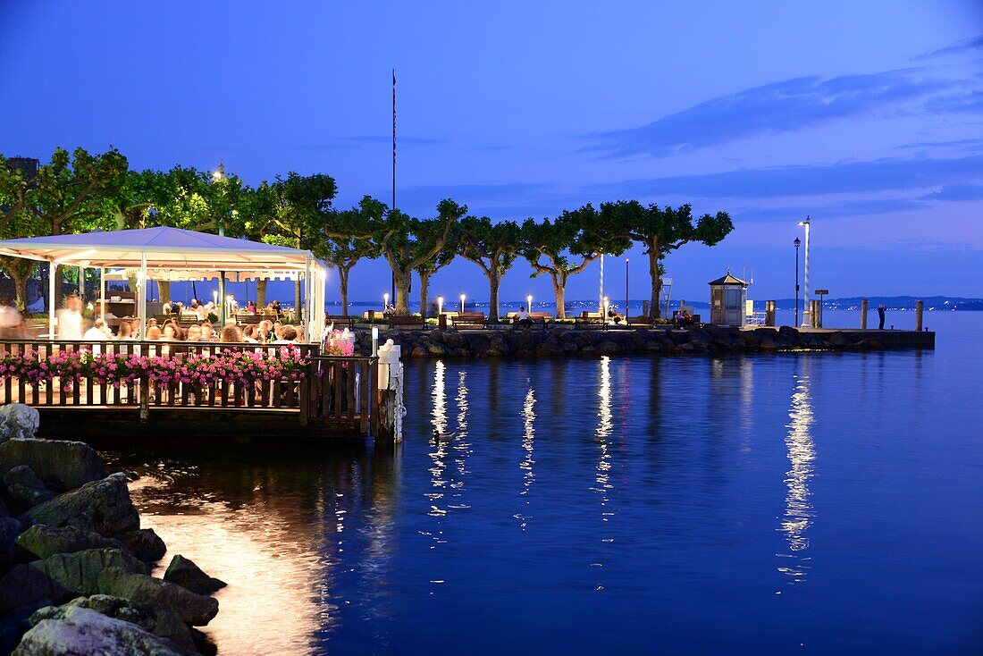 Am Hafen von Torri del Benaco, Ostufer, Gardasee, Veneto, Italien