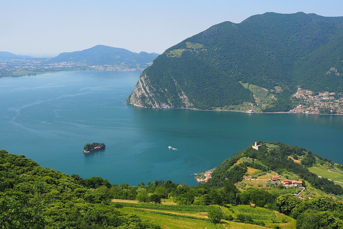 Blick vom Berg auf der Monte Isola, Iseosee, Lombardei, Italien