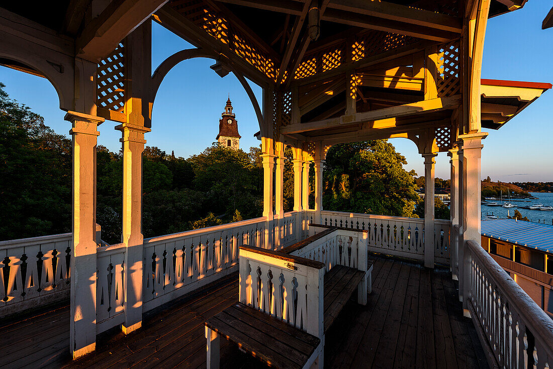 Blick vom Holzpavillon am Hafen auf Birgittenkirche, Naantali, Finnland