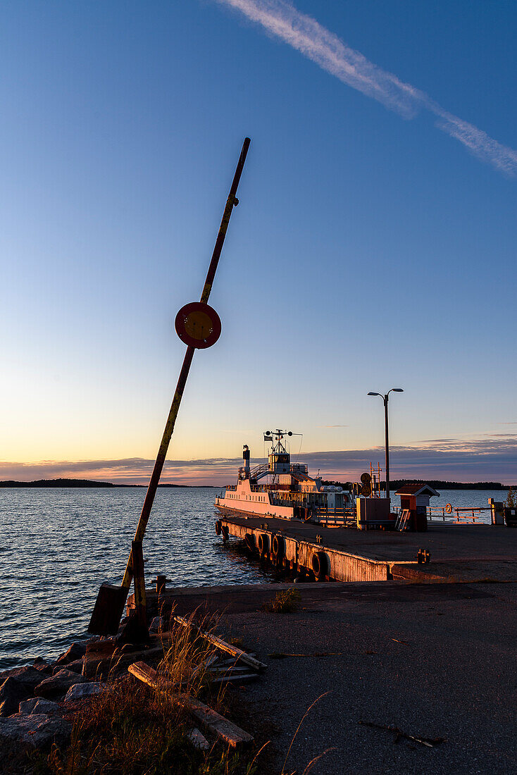 At the ferry from Mossala to Iniö, Schaerenringweg: Askainen – Kustavi – Inioe – Houtskaer – Korpo – Nagu – Pargas, Finland
