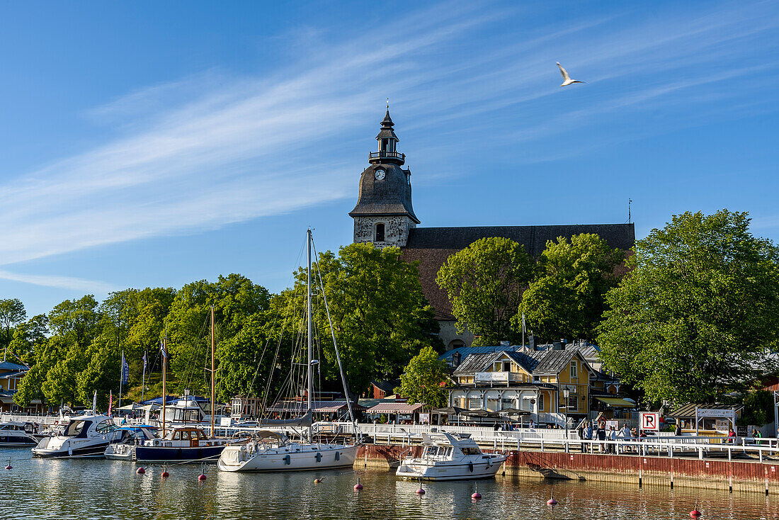 Blick vom Hafen auf Birgittenkirche, Naantali, Finnland