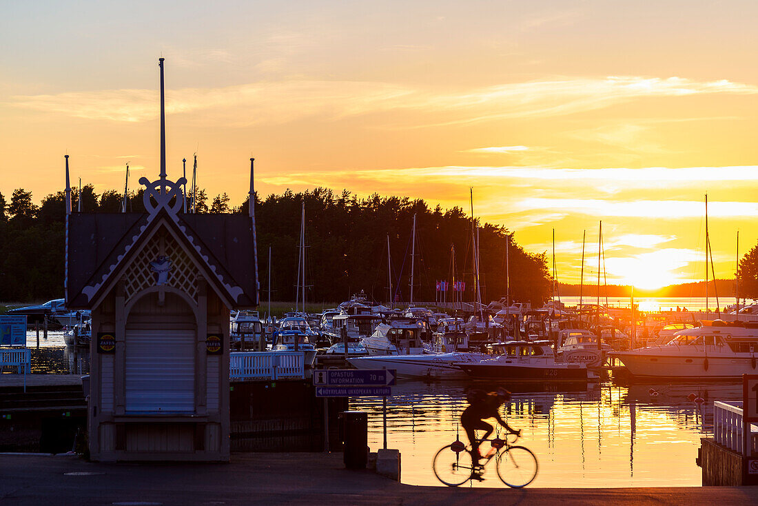 Radfahrer am Hafen mit Sonnenuntergang, Altstadt von Naantali, Finnland