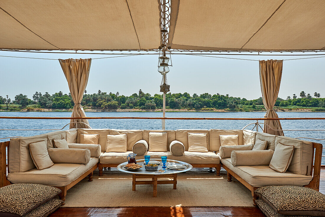 Lounge auf Schiffsdeck, Nil, Ägypten